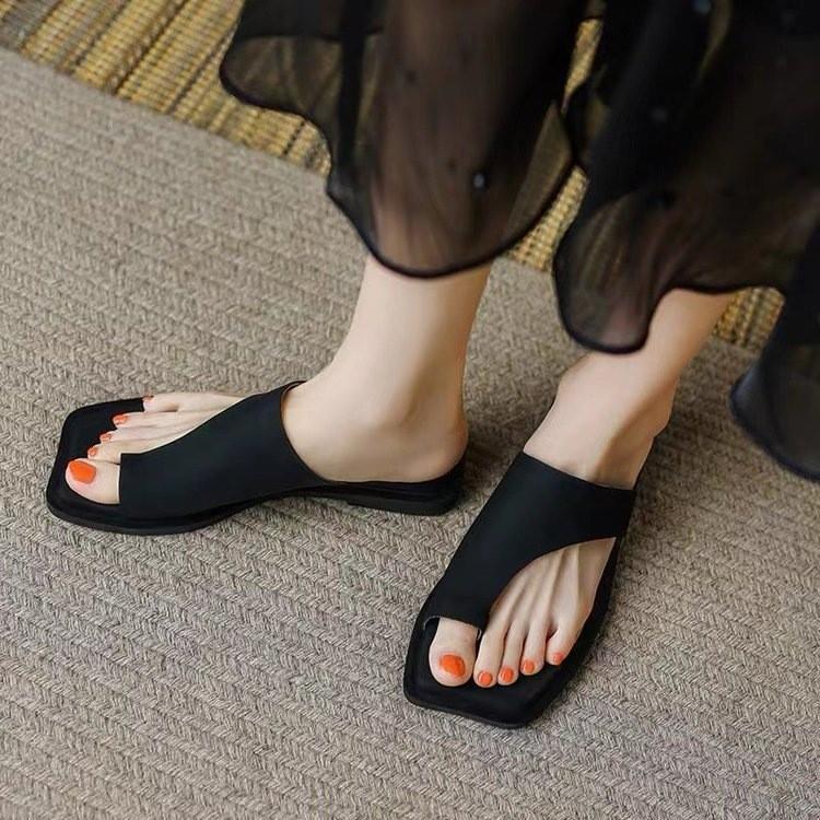 

Тапочки женские с плоским носком, крутые тапочки для носки летом, квадратный носок, модные, универсальные, трендовые, крутые пляжные тапочки 40 чёрный