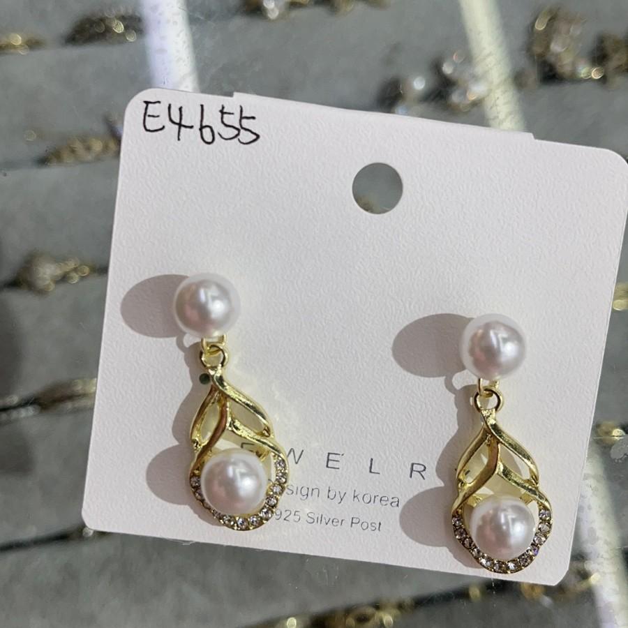 

Модные матовые женские серьги белый