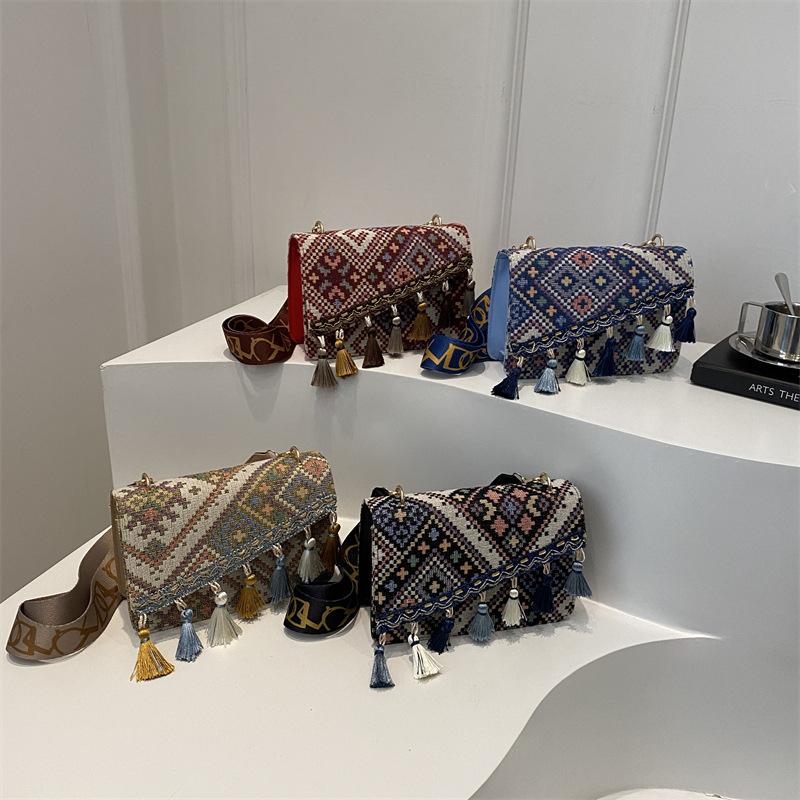 Autumn and Winter New Retro Knitted Fringed Wide Shoulder Strap Messenger Bag Bag Foreign Style Chinese Style Rhombus Ethnic Style Envelope Bag