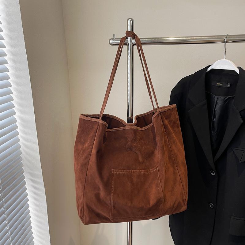 

Frosted retro bag women s large capacity 2025 new autumn and winter leisure shoulder shopping bag commuter tote bag темно-коричневого