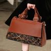 Sac à bandoulière en cuir de vachette couleur caramel marron avec imprimé léopard — Sac à main de voyage élégant et pratique
