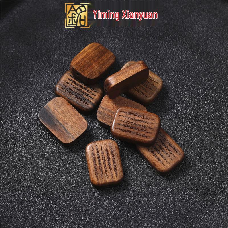 Пендент «Пятилинейная Сутра» из древесины цитань от Имин Сяньюань