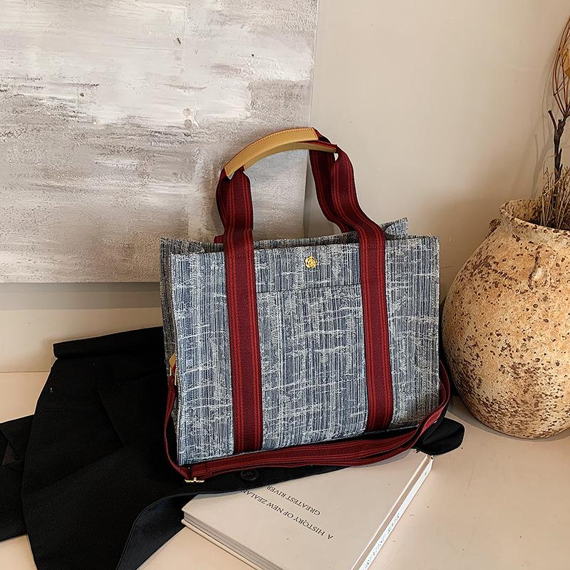 

Новая нишевая джинсовая контрастная цветная хозяйственная сумка-тоут на одно плечо через плечо, модная женская сумка