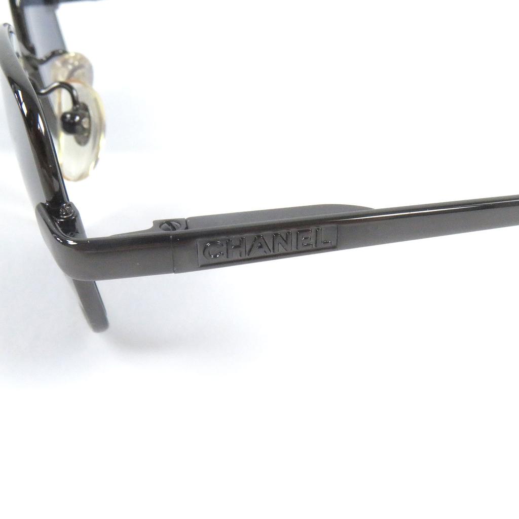 Świetne okulary przeciwsłoneczne CHANEL Kwadratowe okulary przeciwsłoneczne z logo Kolor gunmetal Używane
