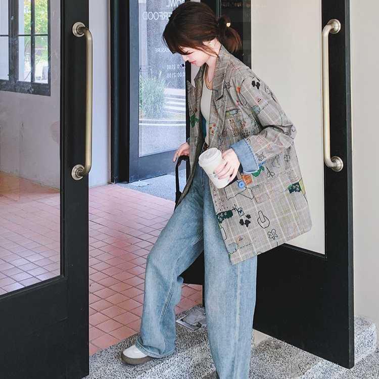 Fashionable and Loose Gray Jacket with Graffiti Print for Women Autumn
