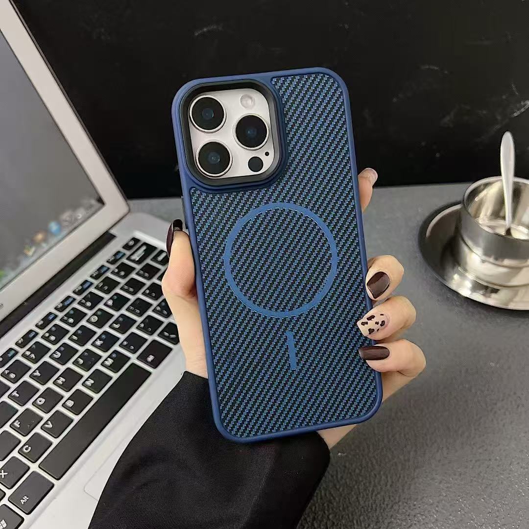 

Применимо к iPhone16 Магнитный чехол для телефона из углеродного волокна Apple 13/14 Противоударная матовая защитная крышка с большим отверстием Apple 16Plus