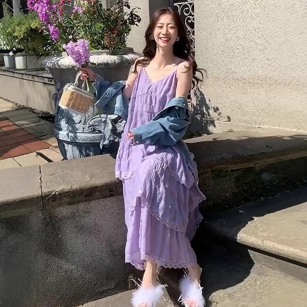 Fialové zeštíhlující midi šaty na špagetová ramínka ve francouzském stylu