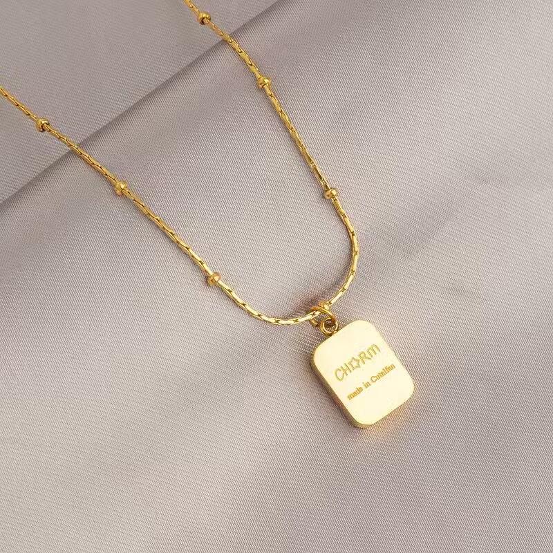 Women's Light Luxury Gold Titanium Steel Necklace - Non-fading, Versatile, High-end Fashion Clavicle Chain Choker.