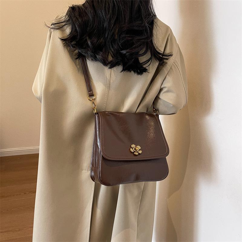 This year, popular small bags are women's autumn and winter versatile 2023 new retro shoulder messenger bags, women's popular small square bags.