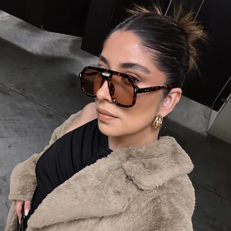 Trendy Retro Oversized Sunglasses: Unisex Bold Fashion Statement