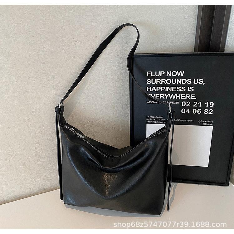 

Korean popular casual soft leather commuter shoulder bag women s new large-capacity fashion messenger tote bag dumpling bag