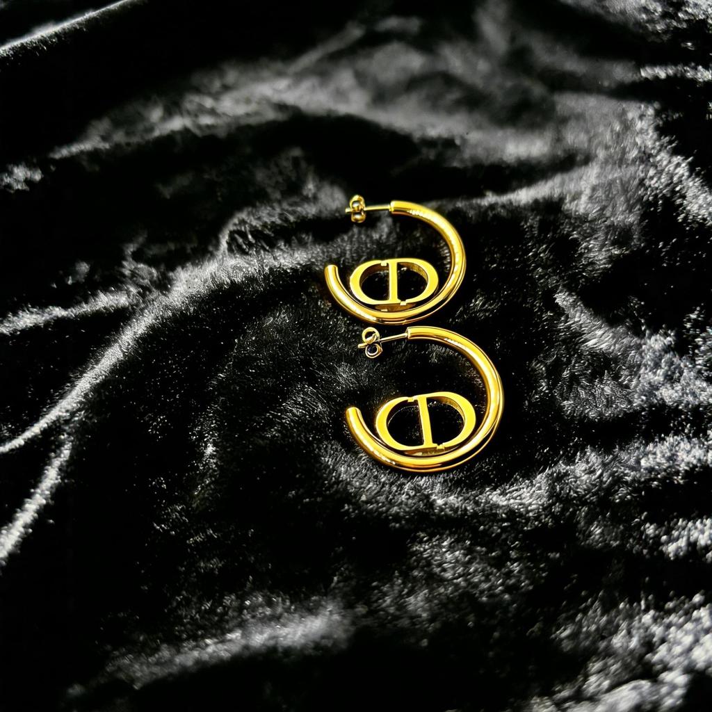 Brincos de Argola Metálicos Chiques com Letra D – Estilo Geométrico Elegante Europeu e Americano de Alta Qualidade para Mulheres