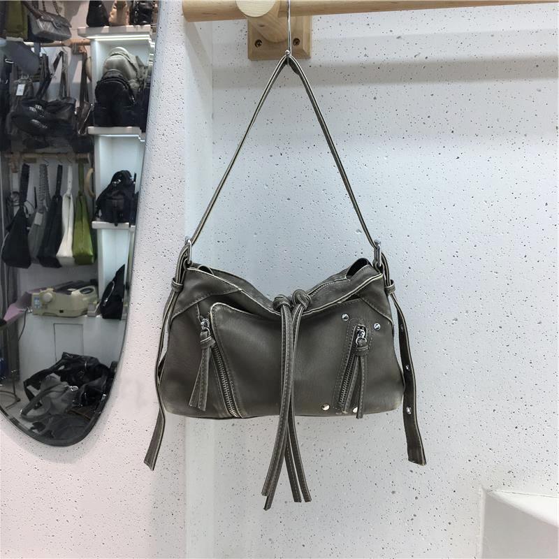 

Модная сумка кроссбоди на плечо из мягкой кожи с кисточкой 2024 светло-серый