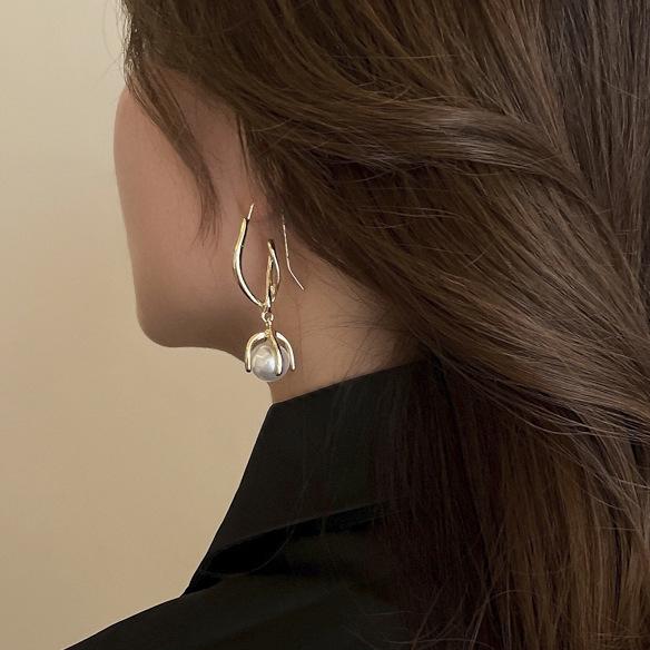 

Twisted Pearl Earrings: 2023 Retro Trend for Women - Light Luxury, Unique Design, Stud Style.