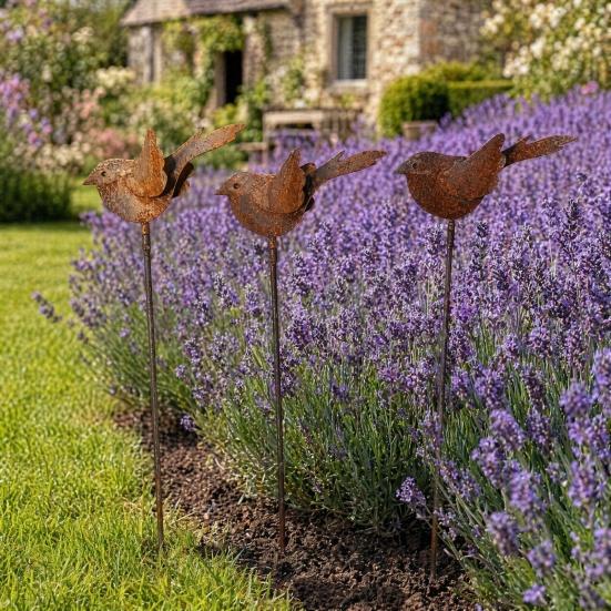 Accenti Bizzarri per il Giardino 3 Pezzi Palo a Terra con Uccelli in Metallo Arrugginito, Scultura di Uccelli Carini, Arte Decorativa Animali per Palo da Giardino Decorazione Esterna, Regali Amici
