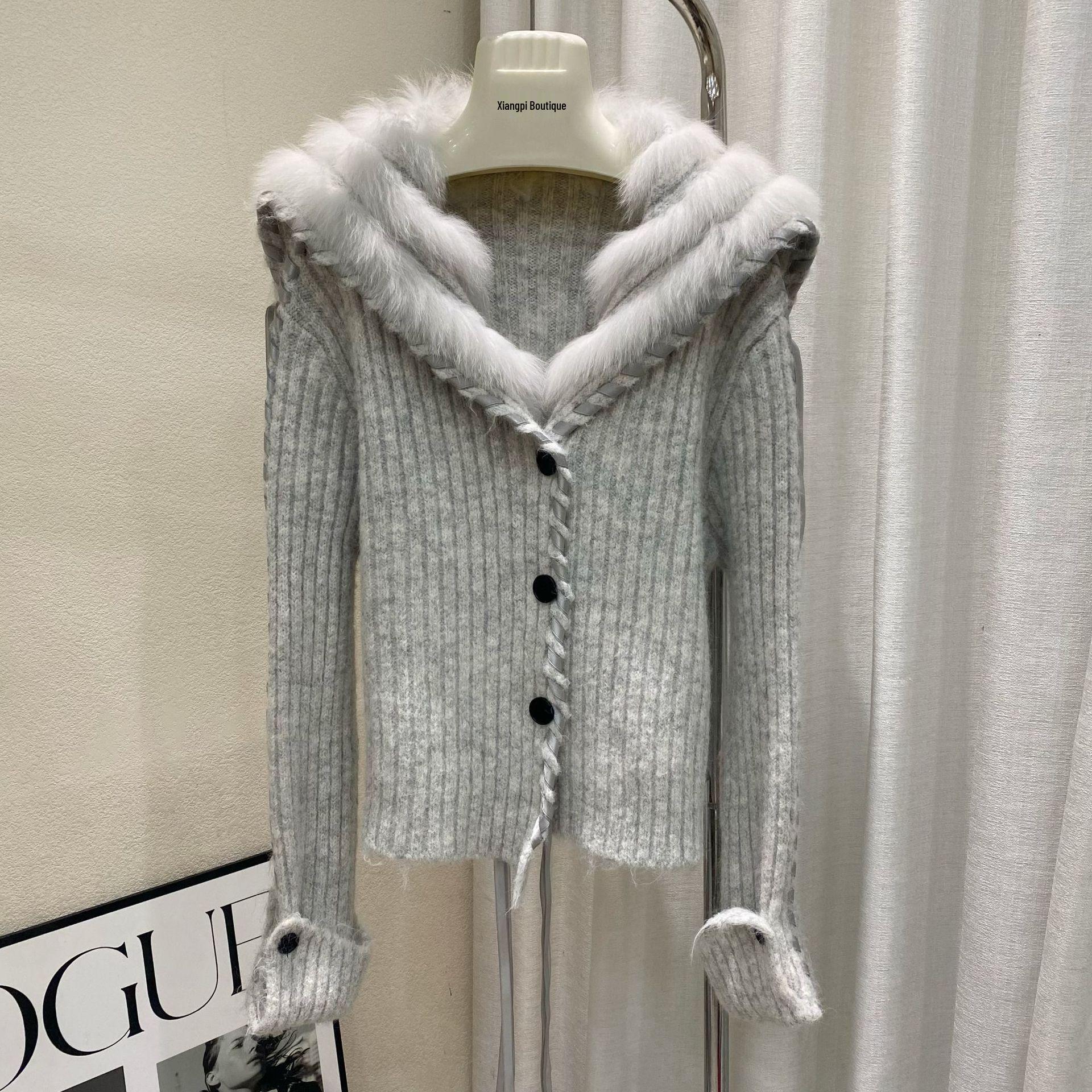 

2025 Осінь/Зима Солодкий Стиль Темно-Синій Комір Кольоровий В язаний Кардиган в Резинку з Хутра Лисиці для Жінок One Size (90-130) світло-сірий колір