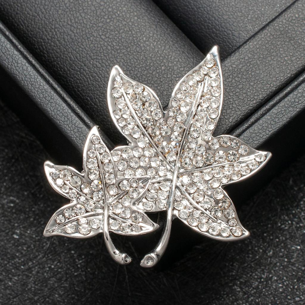 Diamond-studded Maple Leaf Brooch for High-end and Luxurious Men's Collarpin, Suitable for Suits and Leaves.