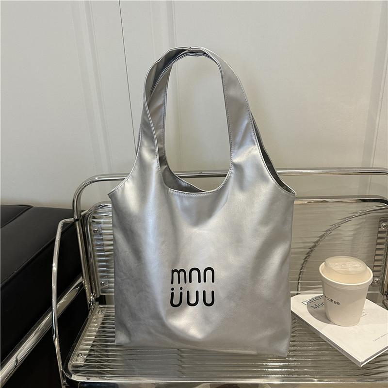 

The new Korean version of the simple letter single shoulder large-capacity tote bag for women s niche versatile commuter casual armpit bag серебряный