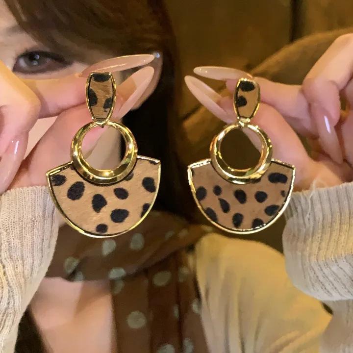 Silver Needle Autumn and Winter Retro Love Fan-shaped Leopard Print Earrings Light Luxury High-end Stud Earrings Niche Maillard Earrings