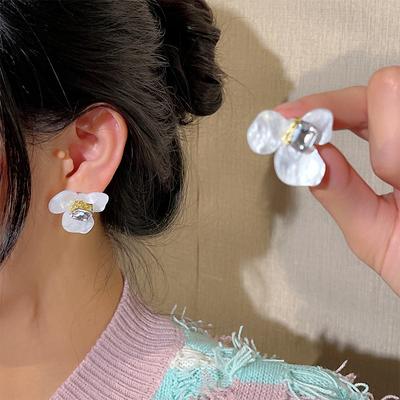 He Fang White Iris Sugar Cube Earrings Removable White Flower Exaggerated Earrings Super Immortal Premium Summer Earrings Women