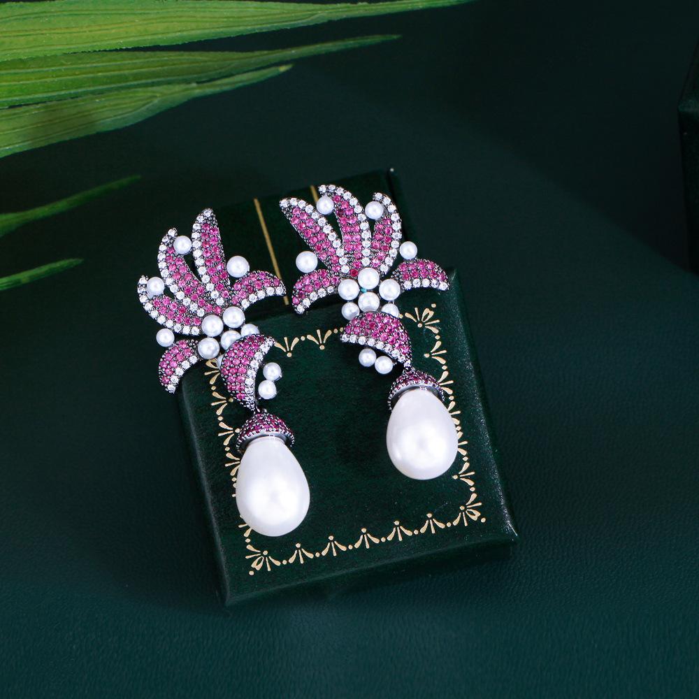 French Retro Elegant Pearl Leaf Court Style Earrings Slightly Inlaid Zircon Fringed Flower Premium Earrings