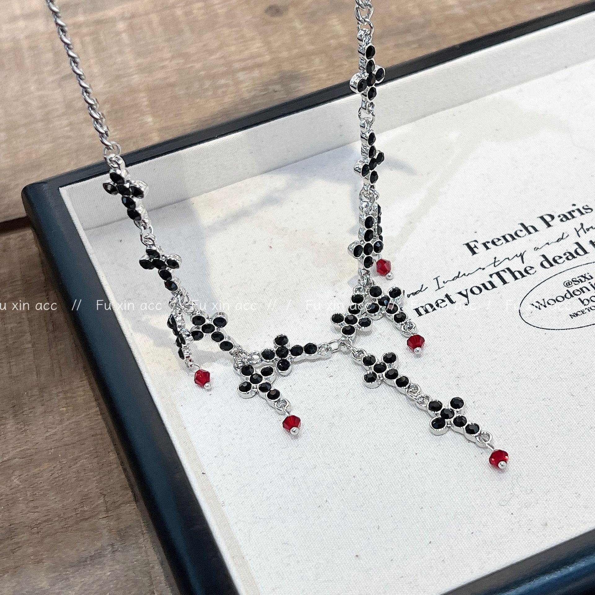 

Трендовое ожерелье с бриллиантовым крестом 2023 года: Милая хип-хоп-цепочка на ключицу для женщин, евро-американский стиль, персонализированная и универсальная. 10372b