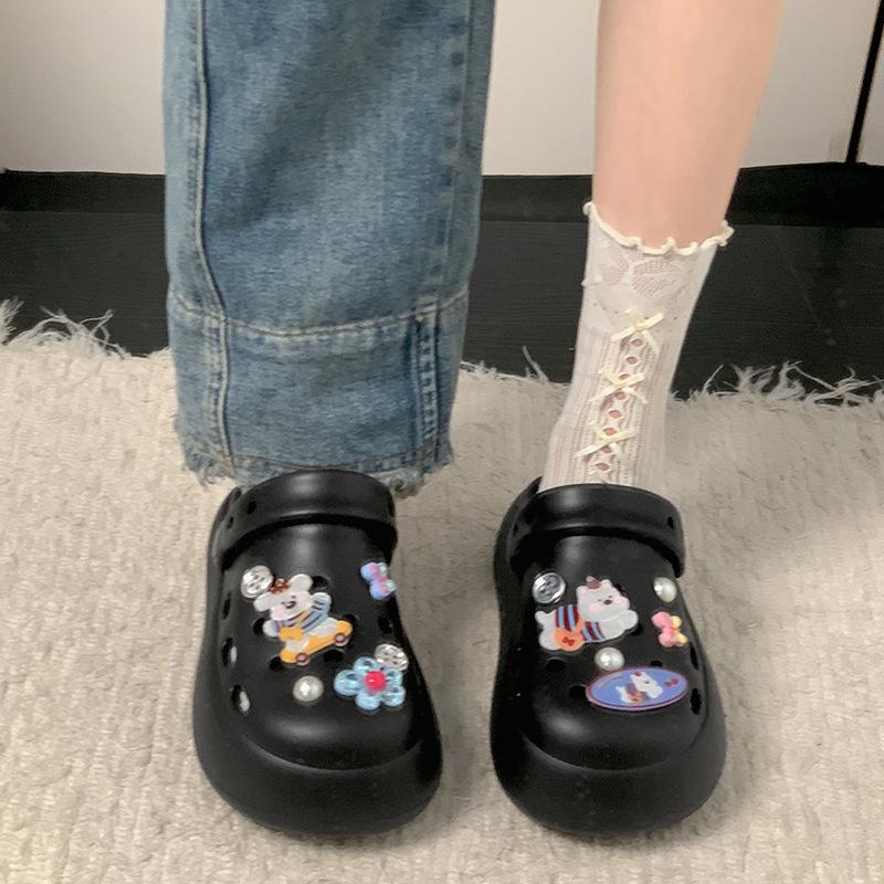 Internet Celebrity Explosion Cute Cartoon Black Platform Hole Shoes Women 2025 New Summer Wear Stepping On Shit Feeling Bag Head Drag