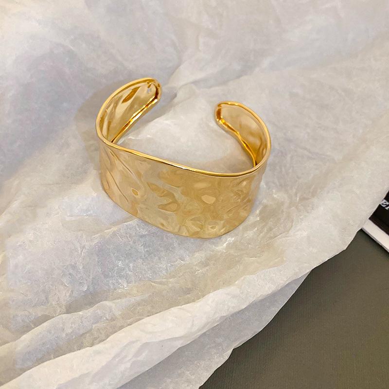 European & American Pleated Metal Bangle: Elegant Cold-Style Bracelet with High-End Luxury Design
