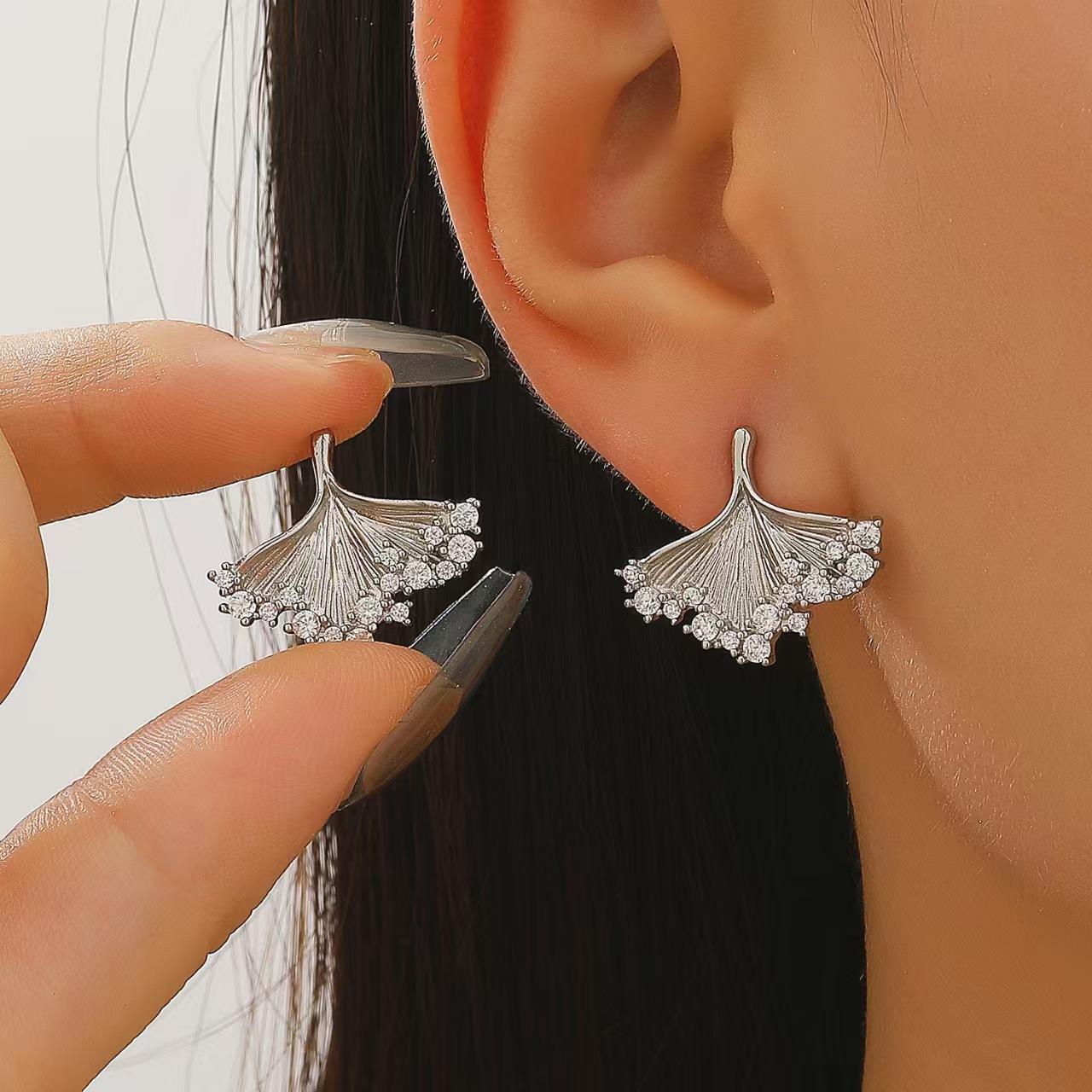 

Изысканные Модные Супер Блестящие Металлические Серьги в виде Листа Гинкго с Имитацией Бриллиантов для Женщин 1 pair серебряный