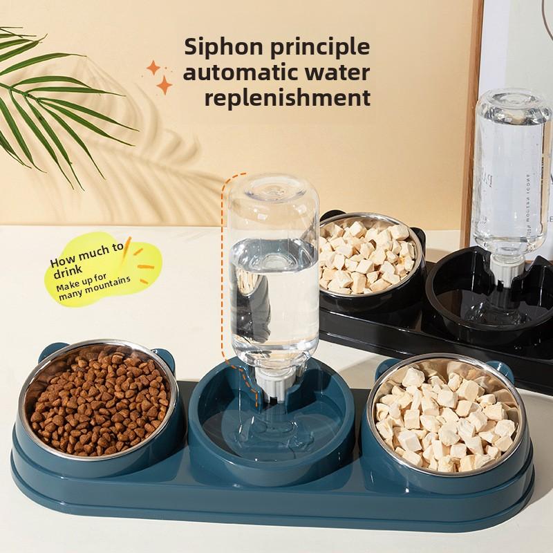 Bolul dublu pentru pisici cu gură înclinată este echipat cu un bazin automat pentru băut și mâncat pentru a preveni răsturnarea acestuia.