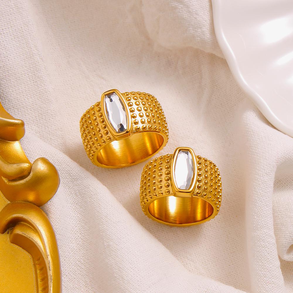 YueShi French Retro Zircon Ring - Elegant Wide Design Jewelry.