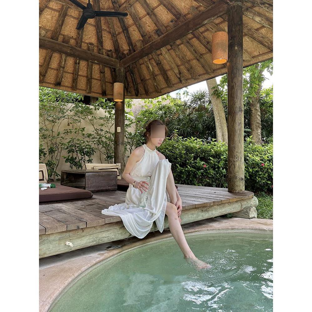 Vacation long skirt, summer new retro white moonlight halterneck sleeveless dress, women tighten their waist to look slimmer