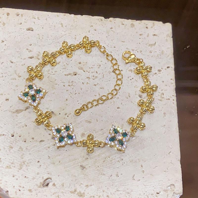 

Gold-Plated Zircon Rhombus Flower Bracelet, Vintage Court Style, Exquisite Bangle, Light Luxury Jewelry, High-End Elegance.