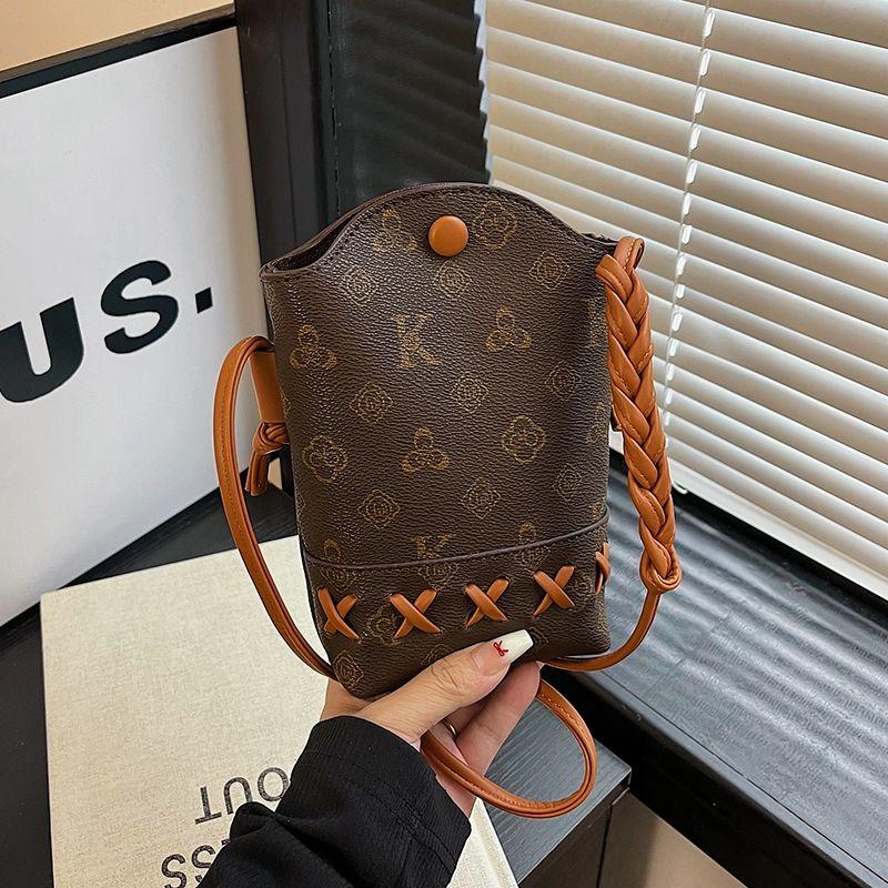 

Design Sense Presbyopia Mobile Phone Bag Women 2025 New Exquisite Small Bag Summer Fashion High-Grade Shoulder Shoulder Small Bag Brown