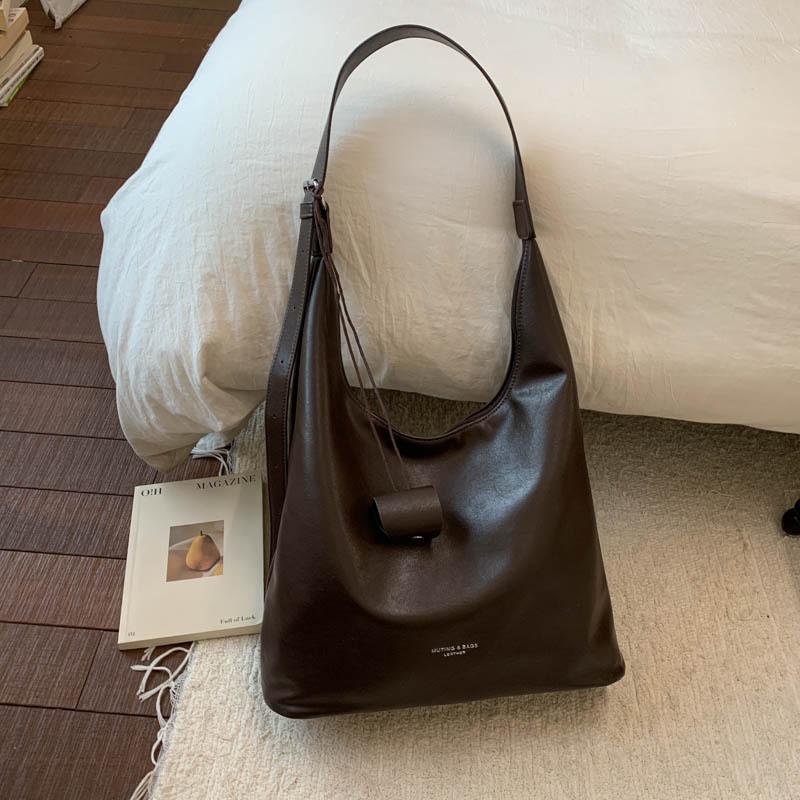 Autumn and Winter Retro Large-capacity Tote Bag Women's 2025 New Trendy Shoulder Handbag Fashionable Commuter Bag