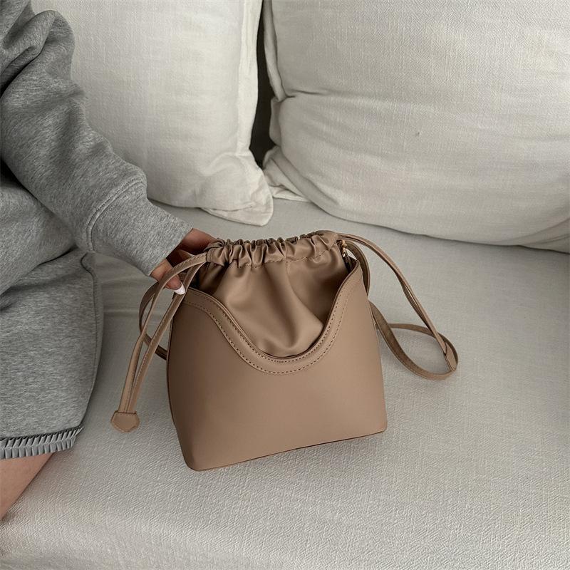 Textured Retro Niche Design Bag Women's 2025 New Trendy Fashion Pumping Strap Shoulder Messenger Bag Underarm Bucket Bag