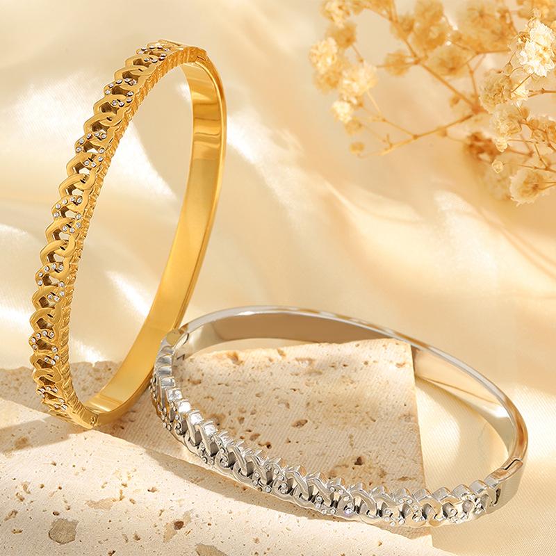 Stainless steel bracelet for women, new hollow heart-shaped titanium steel bracelet, European and American light luxury style, non-fading jewelry