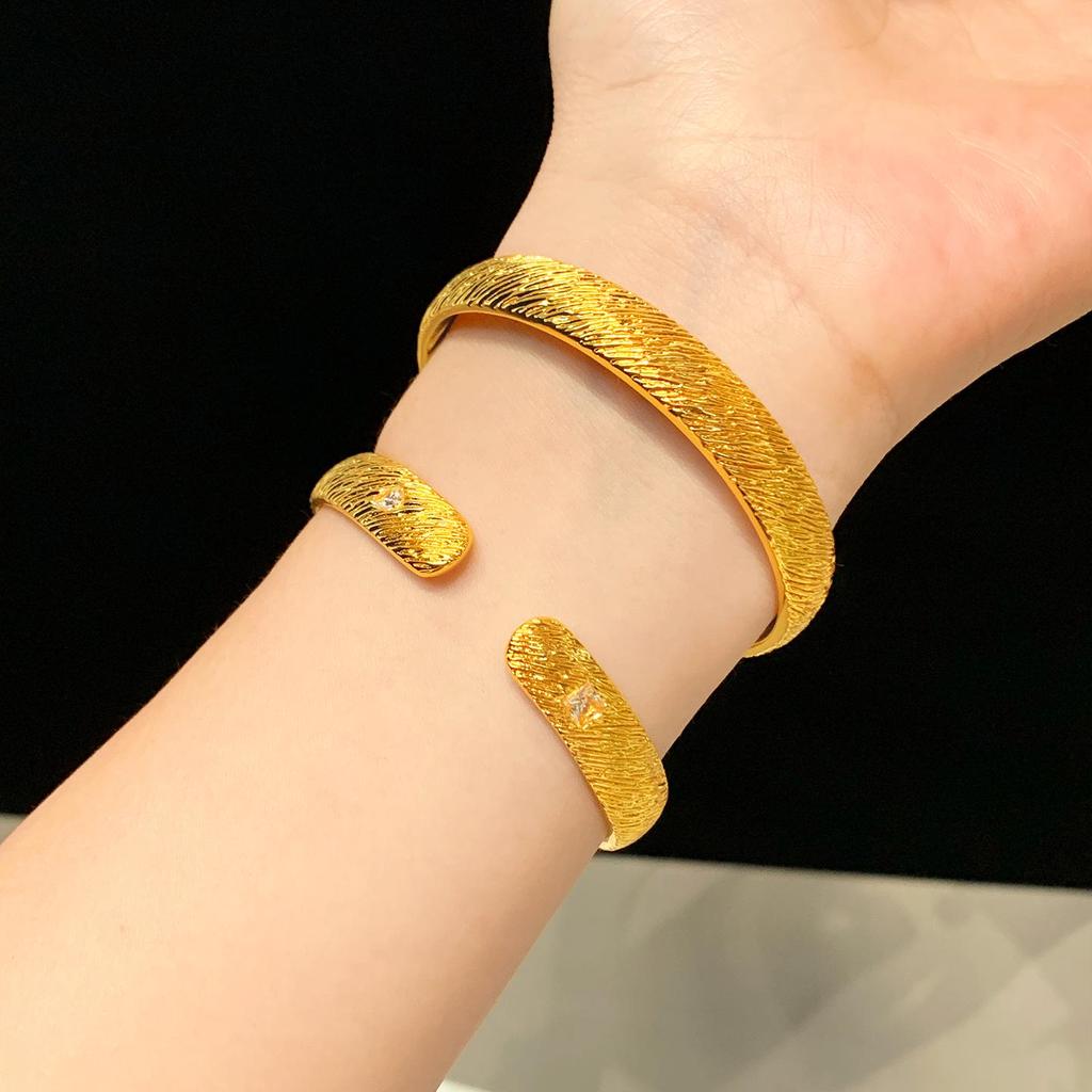 Women's Diamond-Studded Gold Bangle with Tree Pattern - Elegant and Unique Open Circle Bracelet