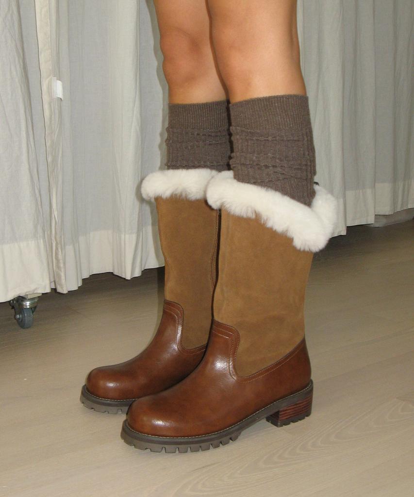 Moodnight Teddy Tone-On-Tone V-Cut Shearling Fur Boots - 3 Colors