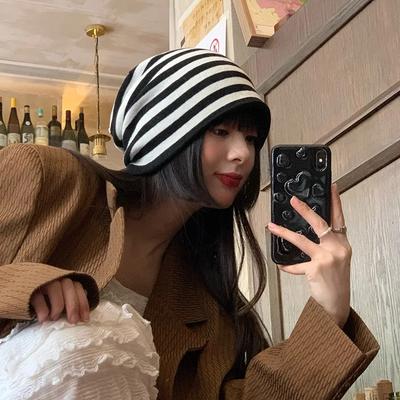 Nový módní trend Zimní černobílá pruhovaná pletená čepice pro ženy Kontrastní barva Pruhované zimní čepice Teplá čepice