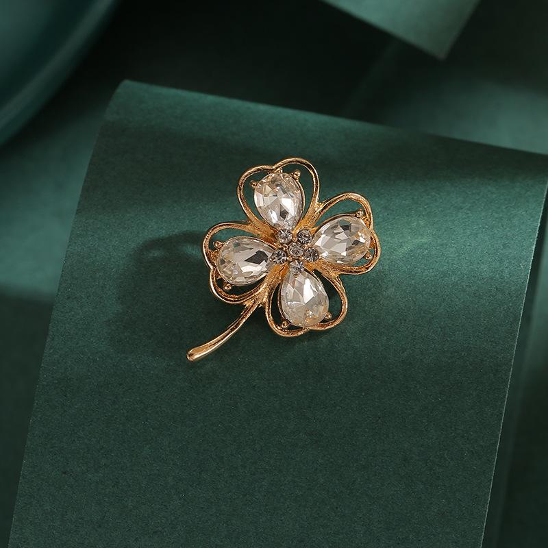 Fashionable Anti-glare Brooch with A High-end and Personalized Diamond-encrusted Four-leaf Clover Collar Needle To Prevent Exposure