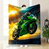 Zelený motocykl s jezdcem provádějícím dynamické zvednutí předního kola. deka na všechna roční období přikrývka na polední siestu hodit dárek