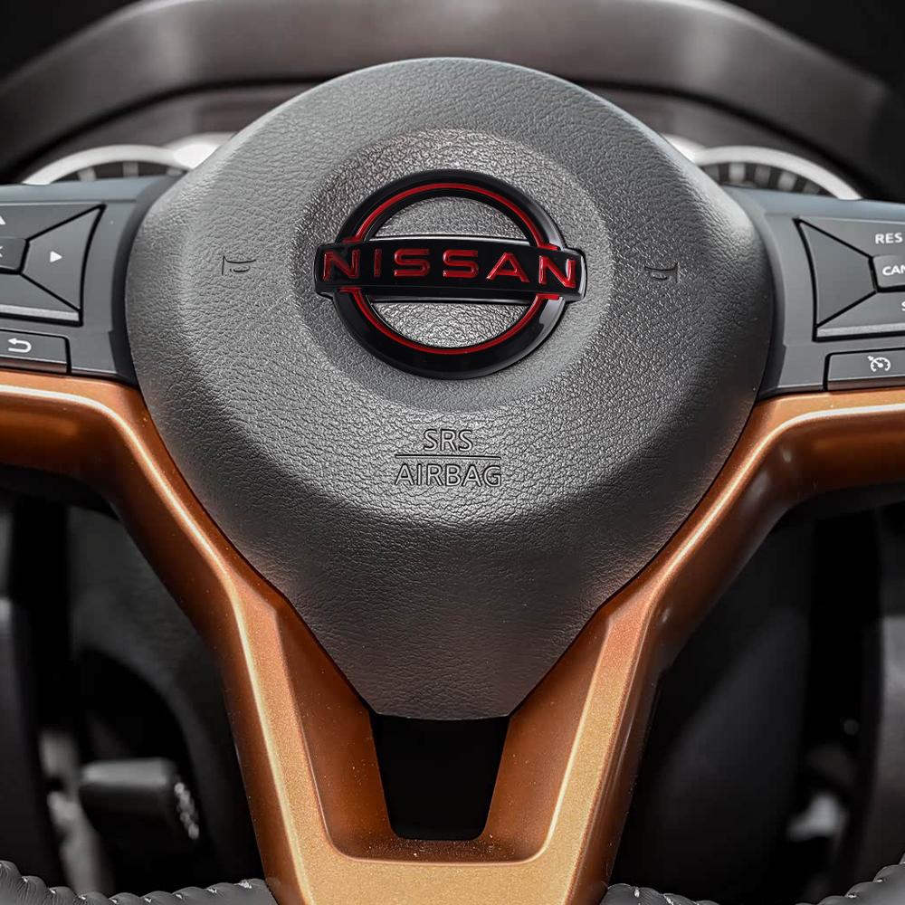 AOK3 1 Pezzo ABS Adesivi Emblema Logo Centrale Volante Auto Per Nissan Nismo Xtrail Sentra Qashqai Note Leaf Juke Rogue Almera Sylphy