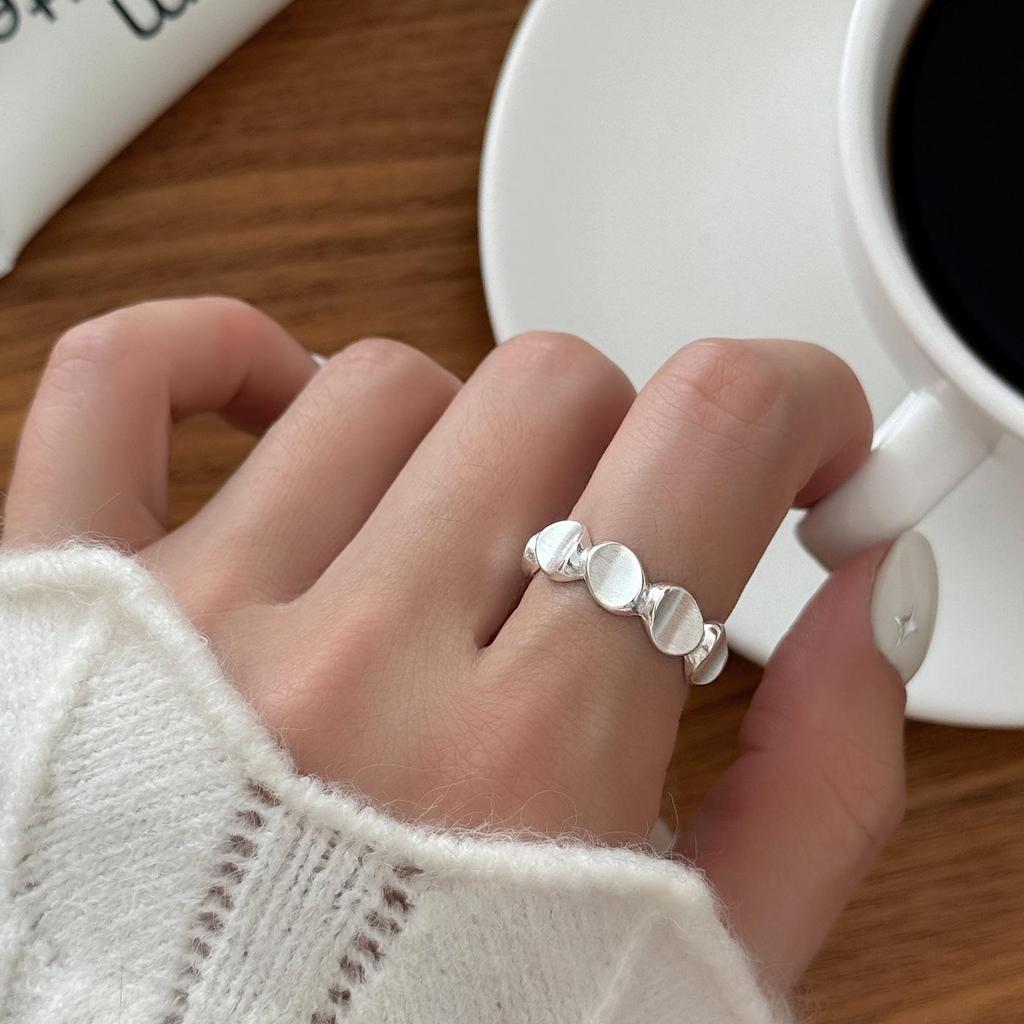 Xiaohongshu 925 Sterling Silver Exaggerated Plain Ring for Women – Simple, Luxurious, High-End Design.