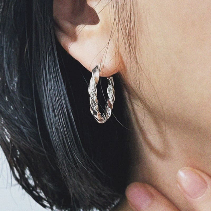 skos S Curved Hoop earring