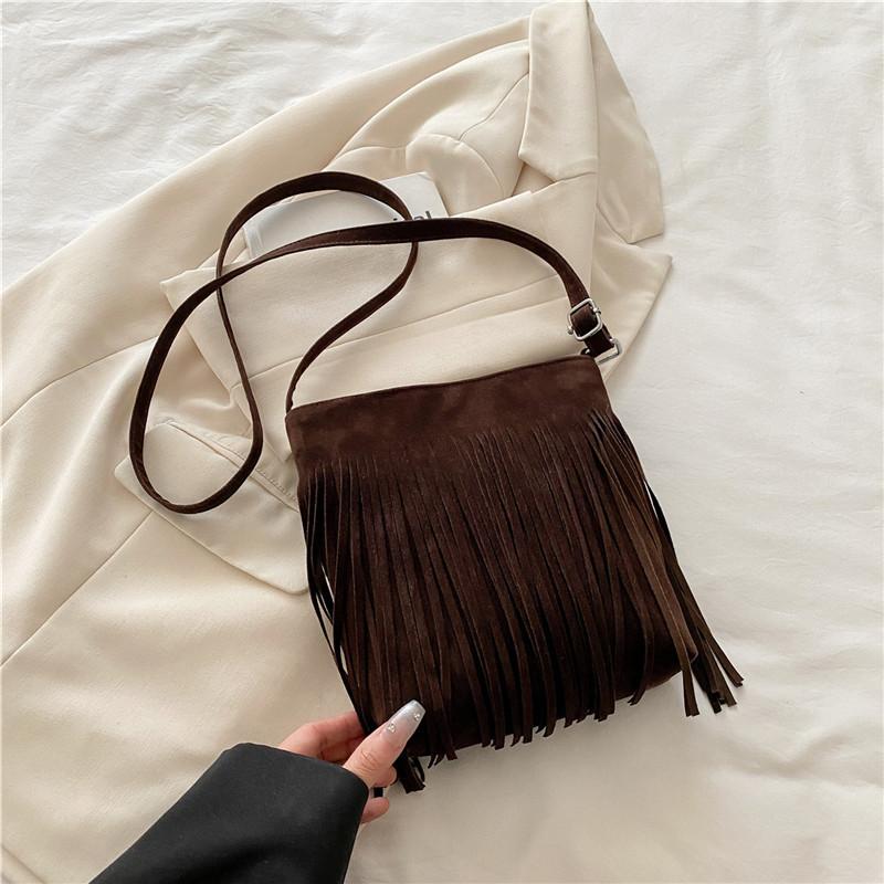 

Замшевая сумка с кисточками в стиле ретро, женская, 2025, новая, с кисточками, высокая ценность, большая вместимость, на плечо, в иностранном стиле, сумка-мессенджер