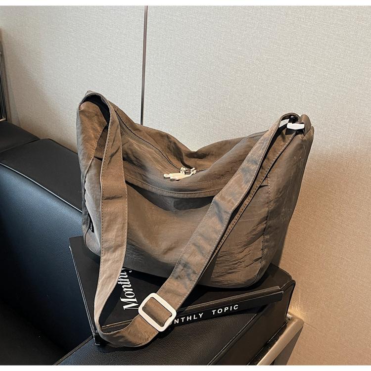

Simple niche design dumpling bag fashion trend new canvas bag casual large capacity commuter shoulder messenger bag серый
