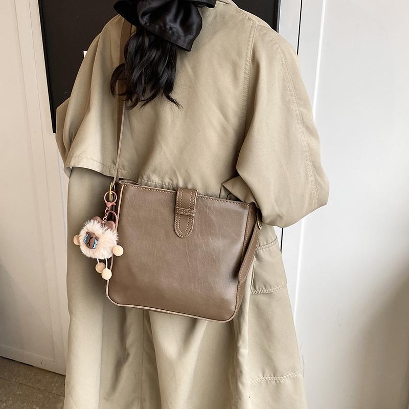 

Simple texture commuter shoulder bag women s 2025 autumn and winter new large-capacity tote bag retro small square bag 25*8*22