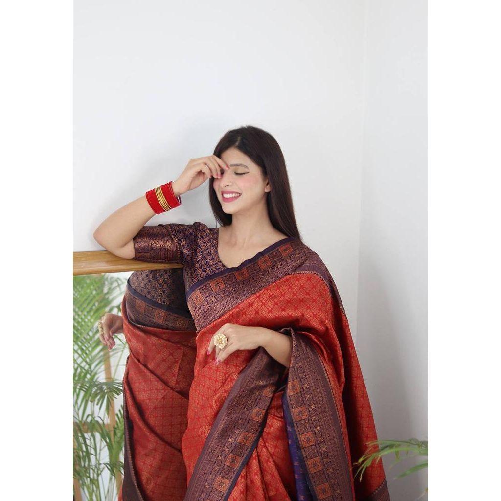 Hedvábné sárí z obchodu ALMAARI je zdobeno krásnou prací sárí ve formě tradičních motivů.