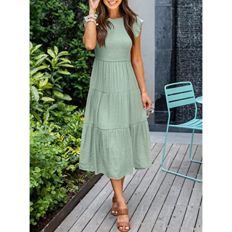 Ein gestuftes Kurzarmkleid mit Volantärmeln und Falten